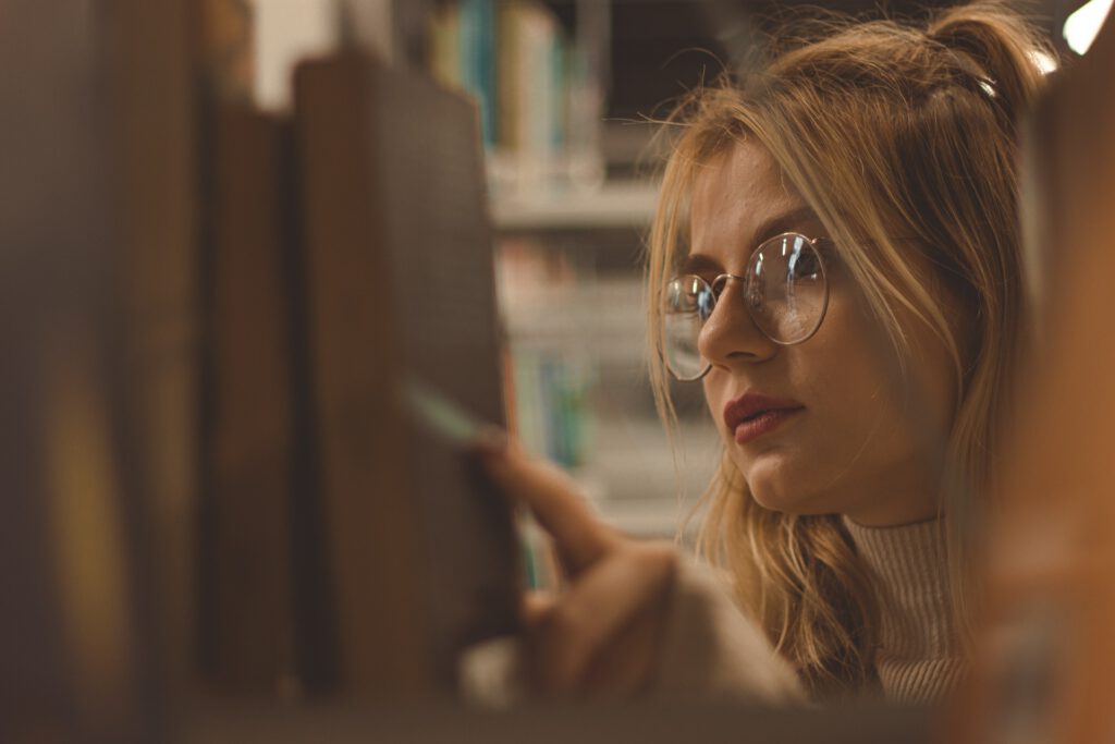 In den Büchern findet die Protagonistin die Kraft der Worte.